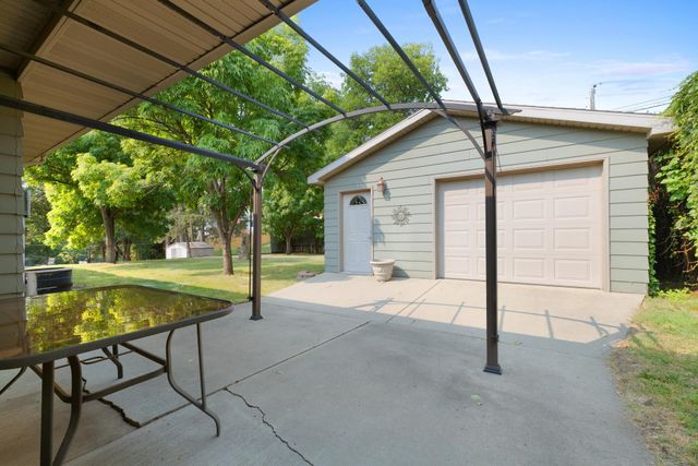 909 21st St NW, Minot, ND 58703