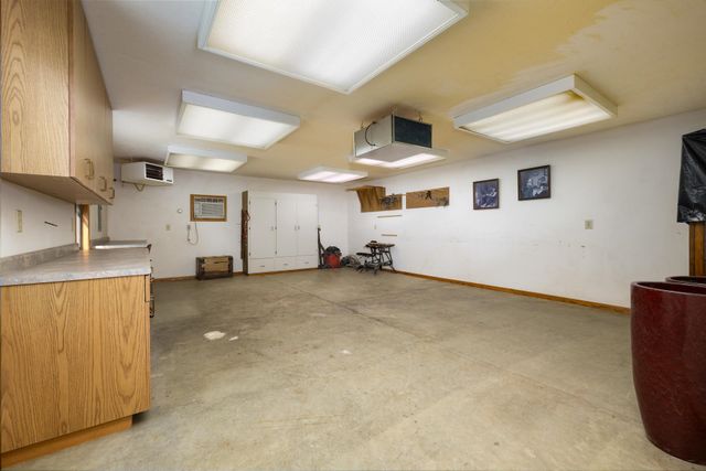 909 21st St NW, Minot, ND 58703