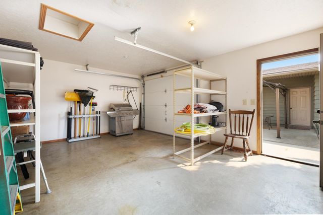 909 21st St NW, Minot, ND 58703