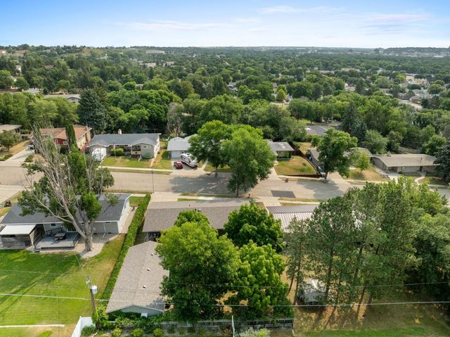 909 21st St NW, Minot, ND 58703