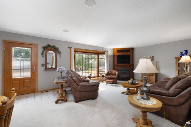 909 21st St NW, Minot, ND 58703