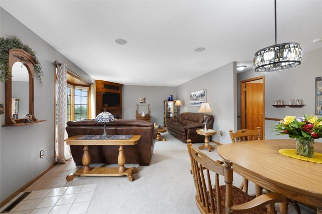 909 21st St NW, Minot, ND 58703