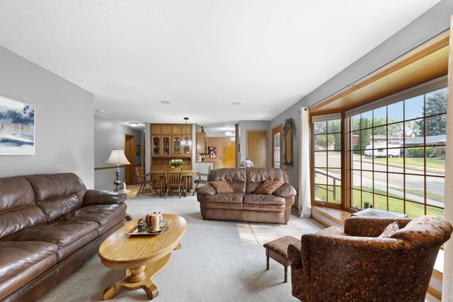 909 21st St NW, Minot, ND 58703