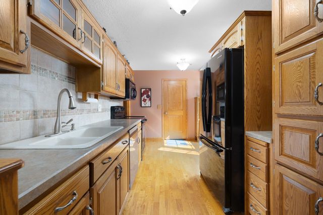 909 21st St NW, Minot, ND 58703