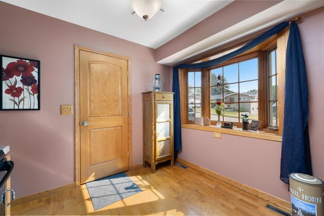 909 21st St NW, Minot, ND 58703