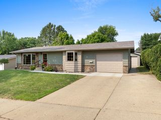 909 21st St NW, Minot, ND 58703