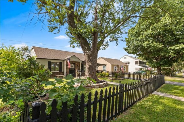 5017 Crest Drive, Kansas City, KS 66106