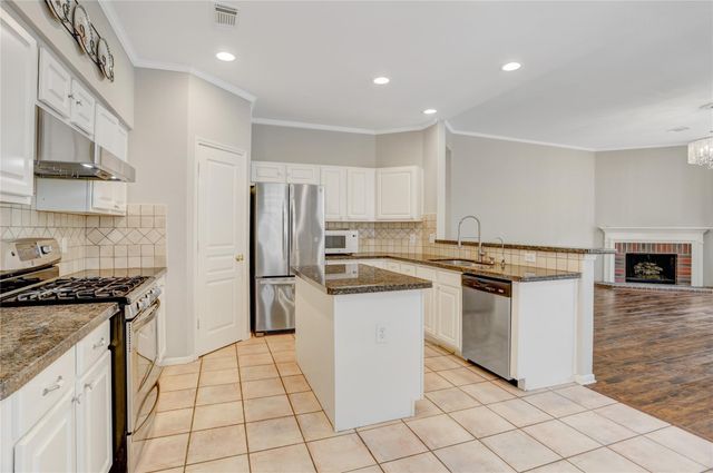 35 Tranquil Glade Place, The Woodlands, TX 77381