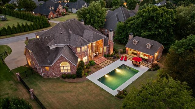 17 Nottingham Lane, Rogers, AR 72758