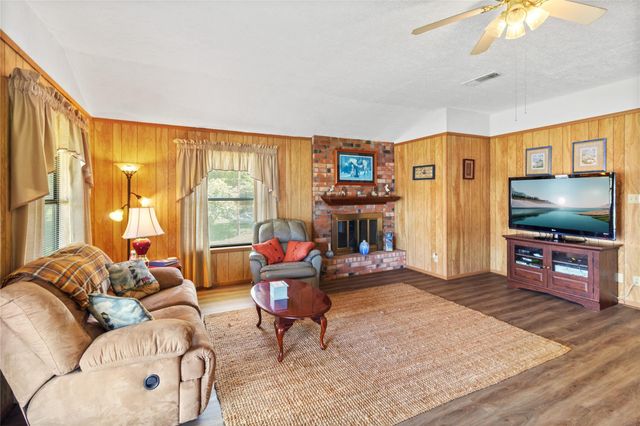 600 Sam Houston Lp, Point Blank, TX 77364