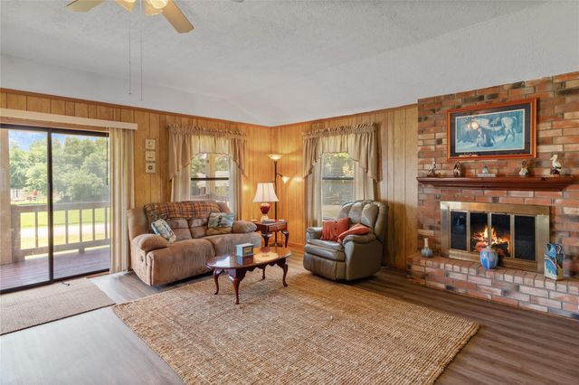 600 Sam Houston Lp, Point Blank, TX 77364