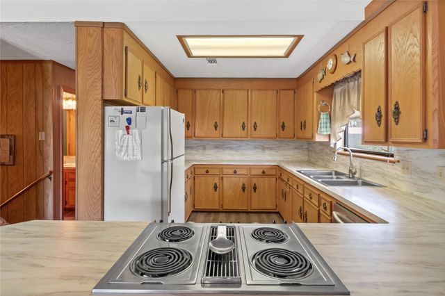 600 Sam Houston Lp, Point Blank, TX 77364