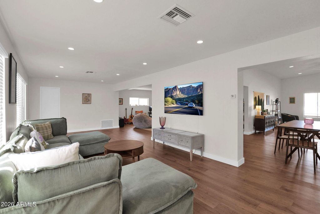 Image 10 of property listing at 5835 W BELMONT Avenue, Glendale, AZ 85301