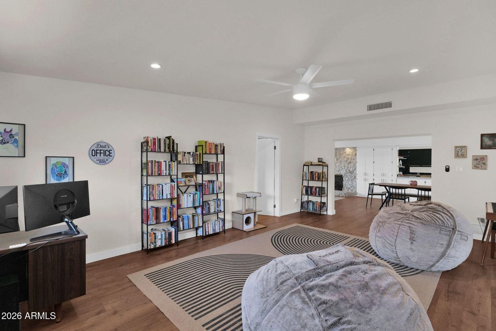 Image 11 of property listing at 5835 W BELMONT Avenue, Glendale, AZ 85301
