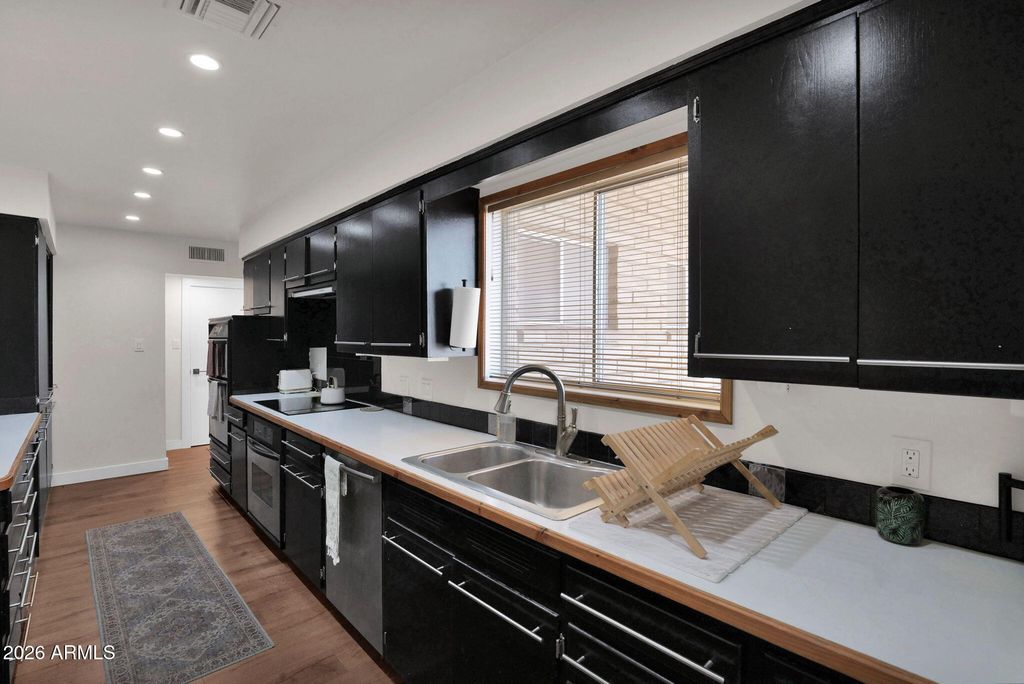 Image 16 of property listing at 5835 W BELMONT Avenue, Glendale, AZ 85301