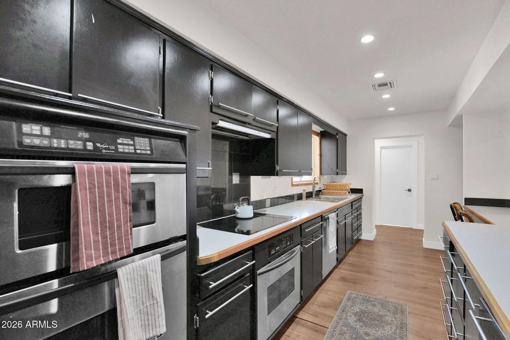 Image 17 of property listing at 5835 W BELMONT Avenue, Glendale, AZ 85301