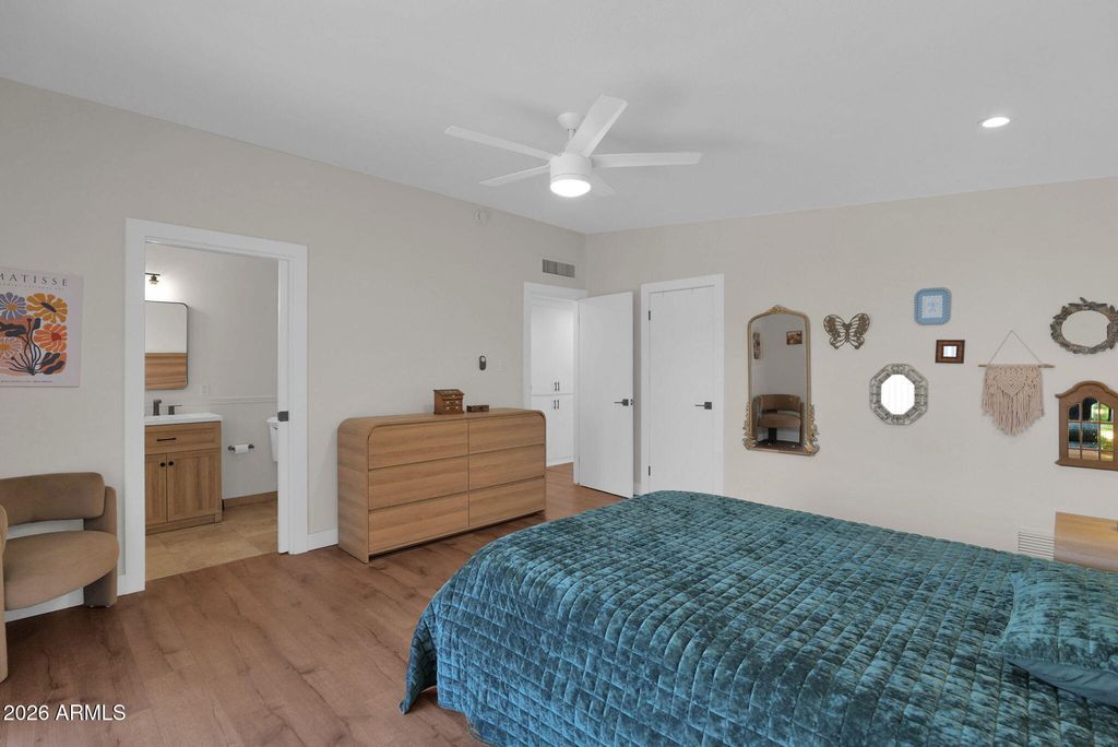 Image 24 of property listing at 5835 W BELMONT Avenue, Glendale, AZ 85301