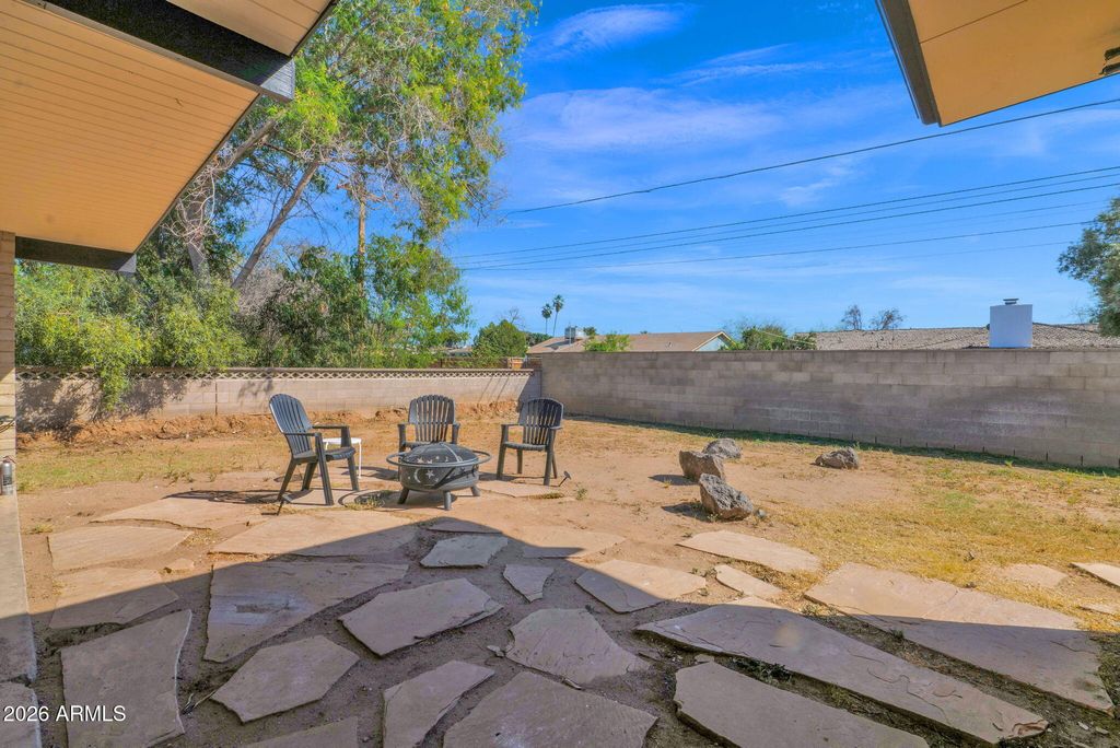 Image 27 of property listing at 5835 W BELMONT Avenue, Glendale, AZ 85301