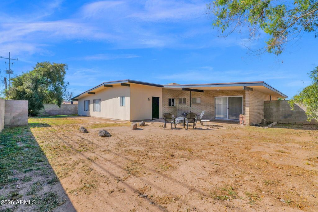 Image 29 of property listing at 5835 W BELMONT Avenue, Glendale, AZ 85301