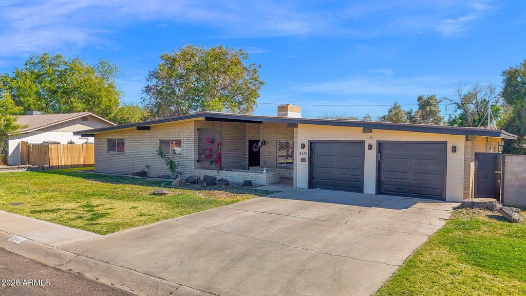 Image 32 of property listing at 5835 W BELMONT Avenue, Glendale, AZ 85301