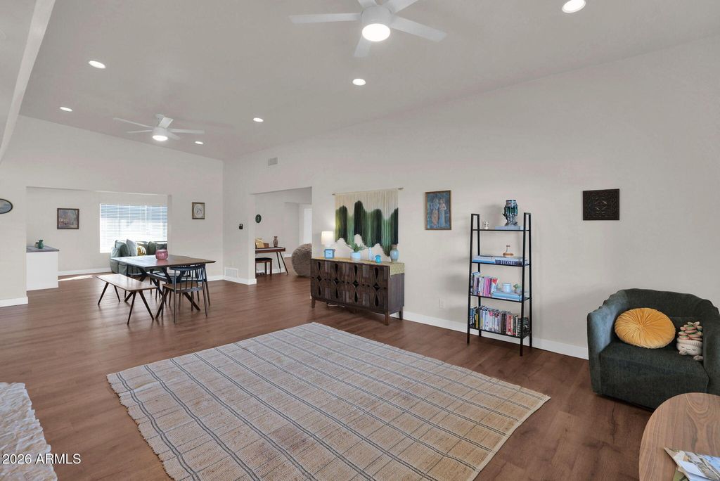 Image 39 of property listing at 5835 W BELMONT Avenue, Glendale, AZ 85301