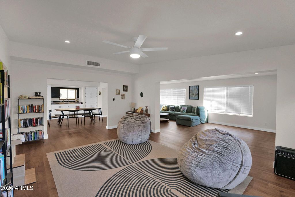 Image 42 of property listing at 5835 W BELMONT Avenue, Glendale, AZ 85301