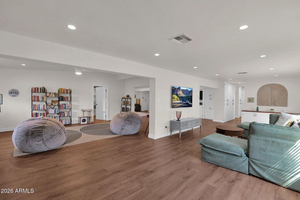 Image 44 of property listing at 5835 W BELMONT Avenue, Glendale, AZ 85301