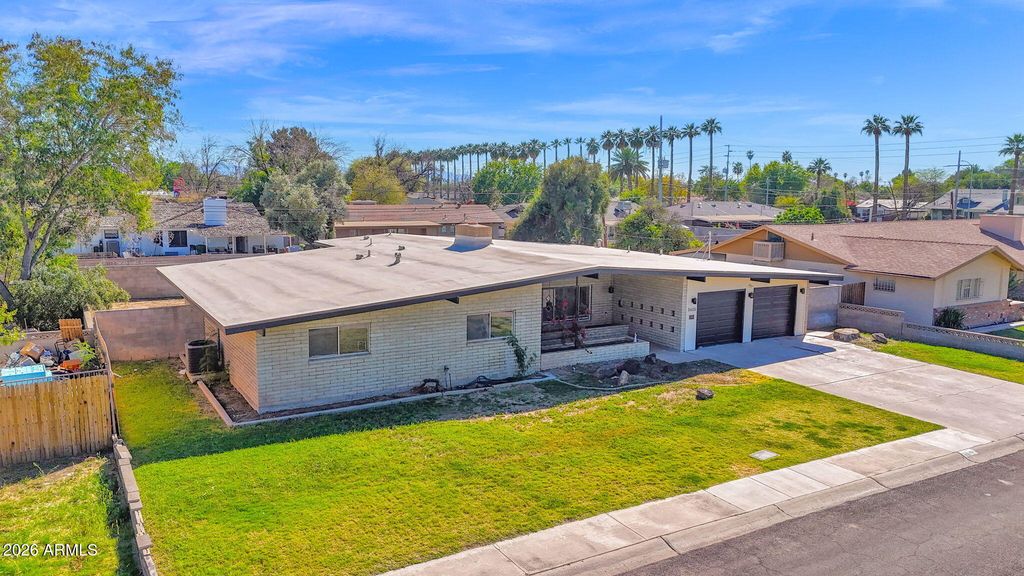 Image 48 of property listing at 5835 W BELMONT Avenue, Glendale, AZ 85301