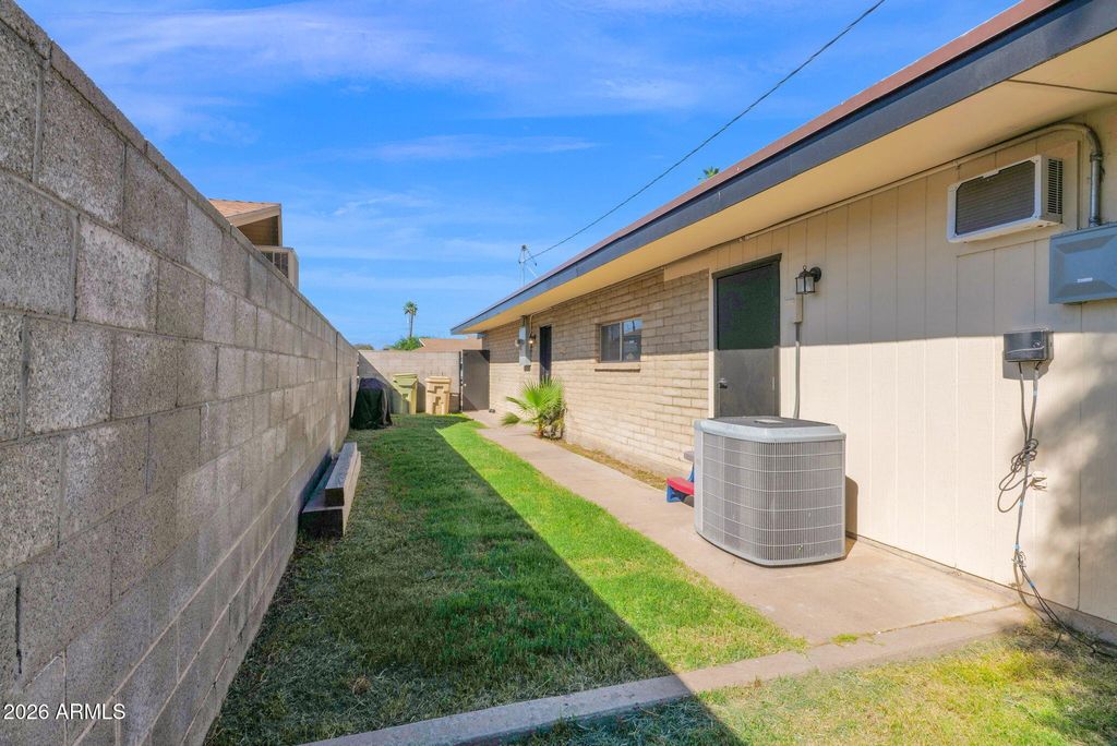 Image 49 of property listing at 5835 W BELMONT Avenue, Glendale, AZ 85301