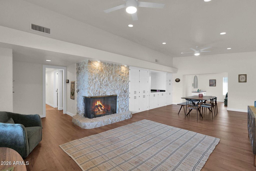 Image 5 of property listing at 5835 W BELMONT Avenue, Glendale, AZ 85301