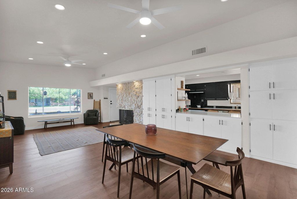 Image 8 of property listing at 5835 W BELMONT Avenue, Glendale, AZ 85301