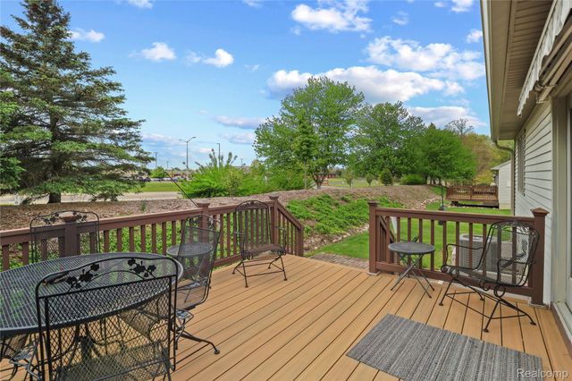 352 Cottonwood Lane 82, Saline, MI 48176