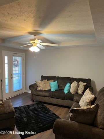 828 Garden Pointe Dr, Simpsonville, KY 40067