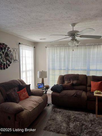 828 Garden Pointe Dr, Simpsonville, KY 40067