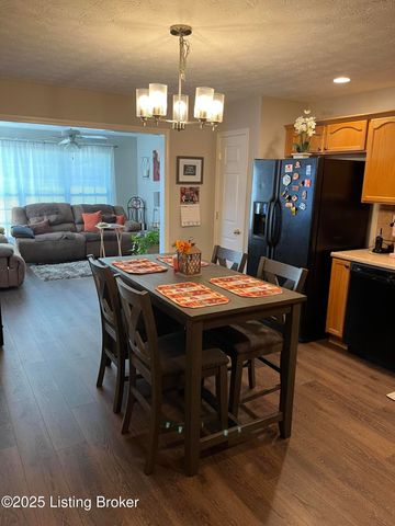 828 Garden Pointe Dr, Simpsonville, KY 40067