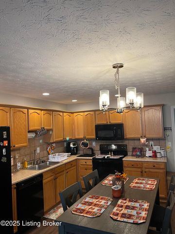 828 Garden Pointe Dr, Simpsonville, KY 40067