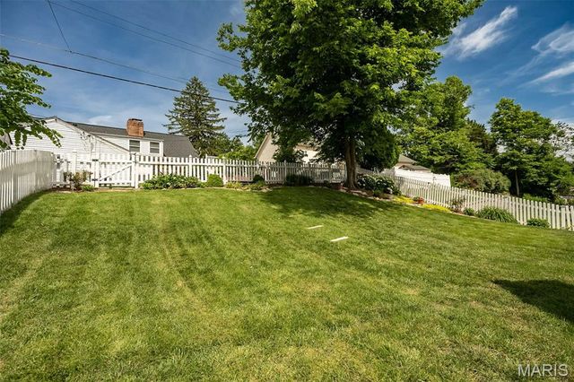 27 Millbrook Lane, St Louis, MO 63122