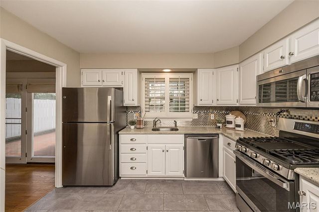 27 Millbrook Lane, St Louis, MO 63122