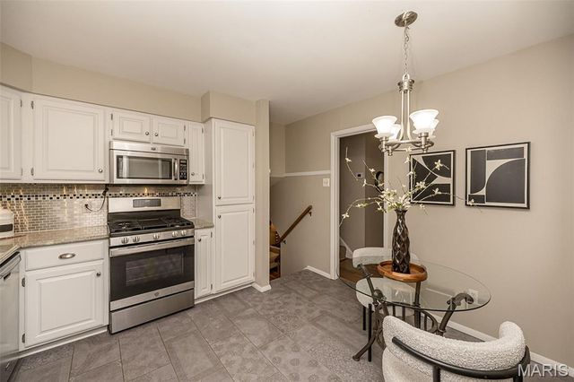 27 Millbrook Lane, St Louis, MO 63122