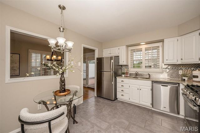 27 Millbrook Lane, St Louis, MO 63122