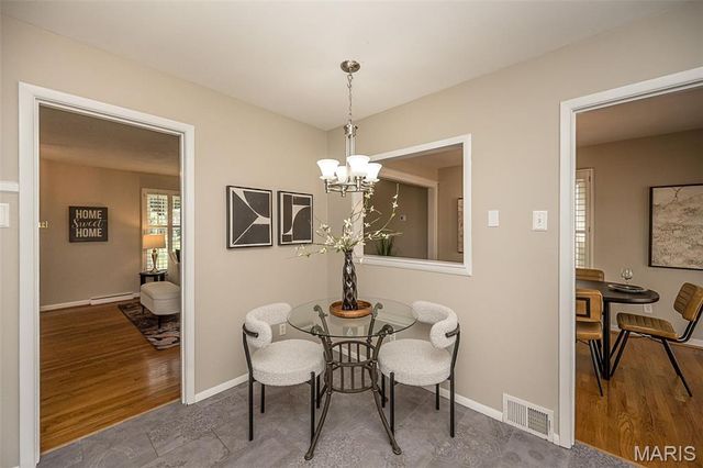 27 Millbrook Lane, St Louis, MO 63122