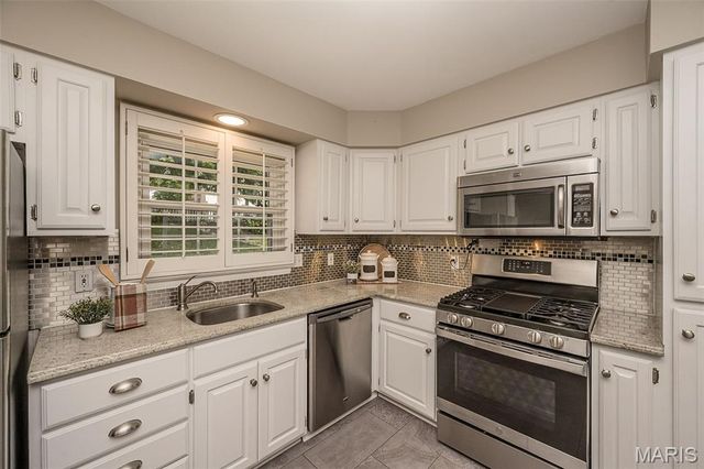 27 Millbrook Lane, St Louis, MO 63122