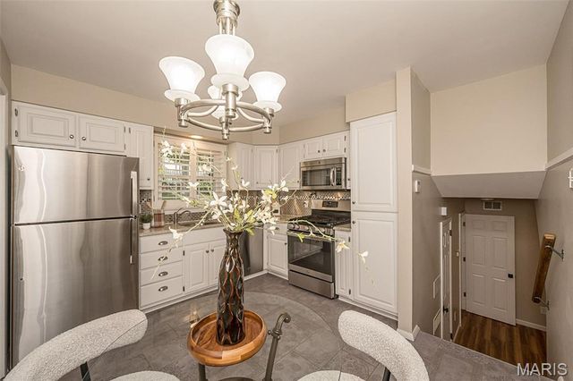 27 Millbrook Lane, St Louis, MO 63122