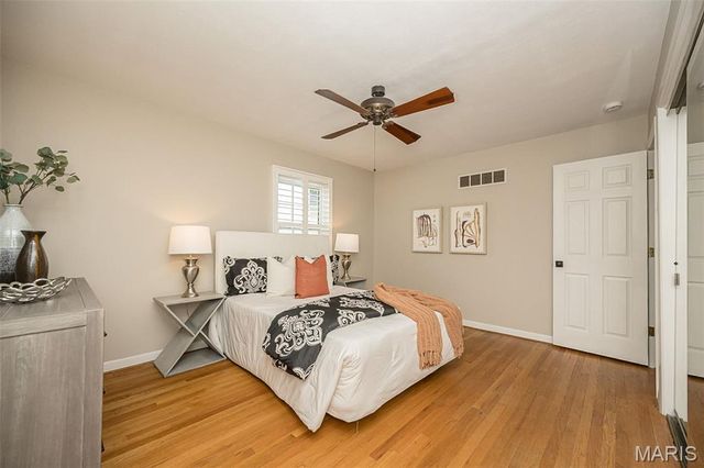 27 Millbrook Lane, St Louis, MO 63122