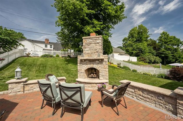 27 Millbrook Lane, St Louis, MO 63122