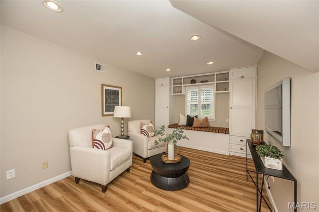 27 Millbrook Lane, St Louis, MO 63122