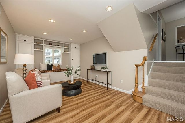 27 Millbrook Lane, St Louis, MO 63122