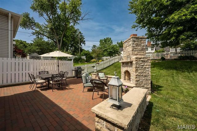 27 Millbrook Lane, St Louis, MO 63122