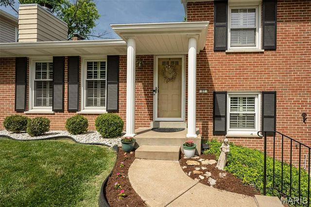 27 Millbrook Lane, St Louis, MO 63122