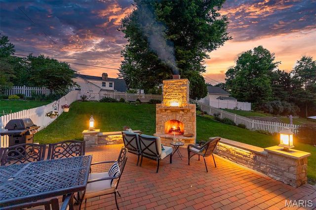 27 Millbrook Lane, St Louis, MO 63122